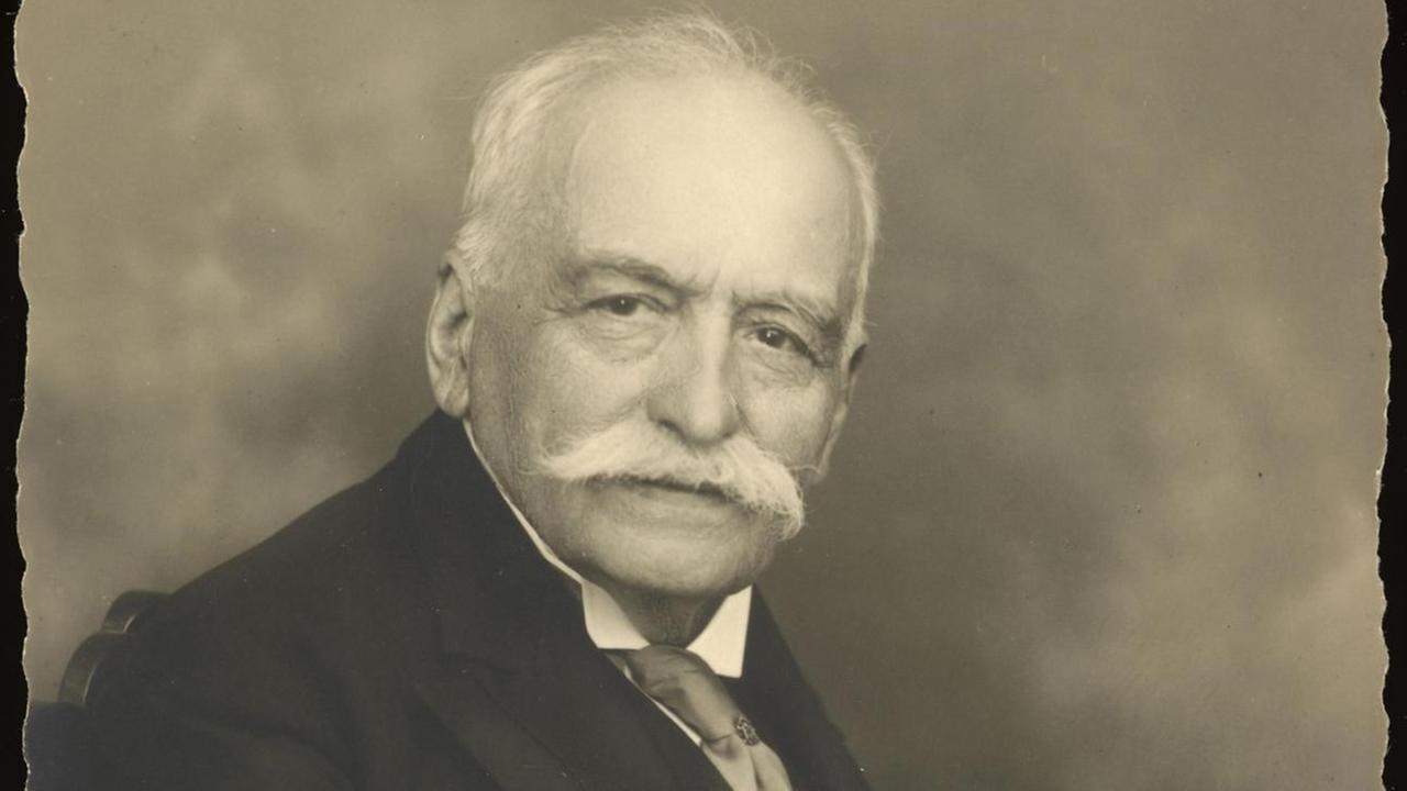 Portrait d'Auguste Escoffier en tenue de chef de cuisine
