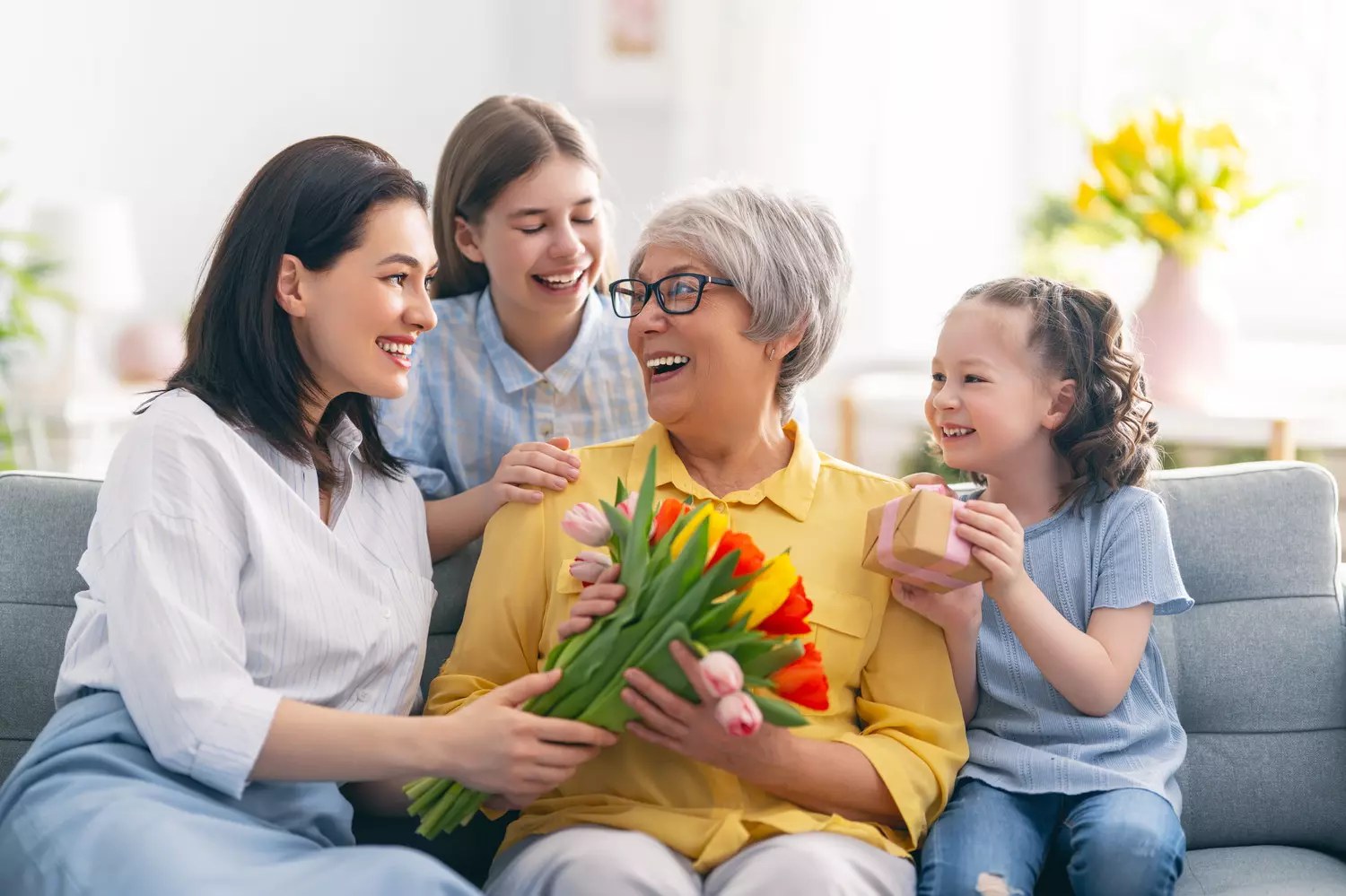 Grand-mère et sa petite-fille partageant un gâteau pour la fête des grands-mères