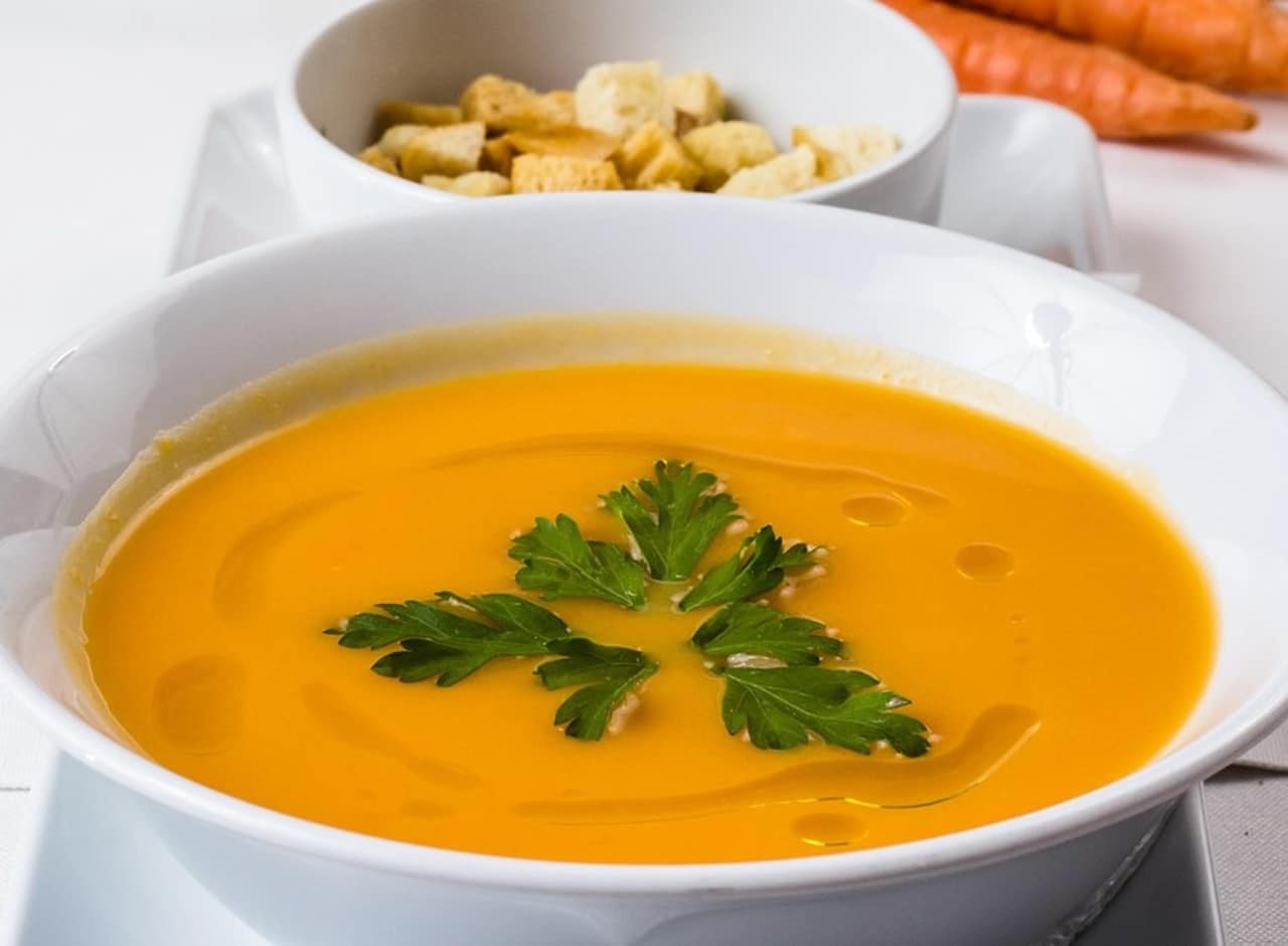Bol de soupe maison aux légumes frais