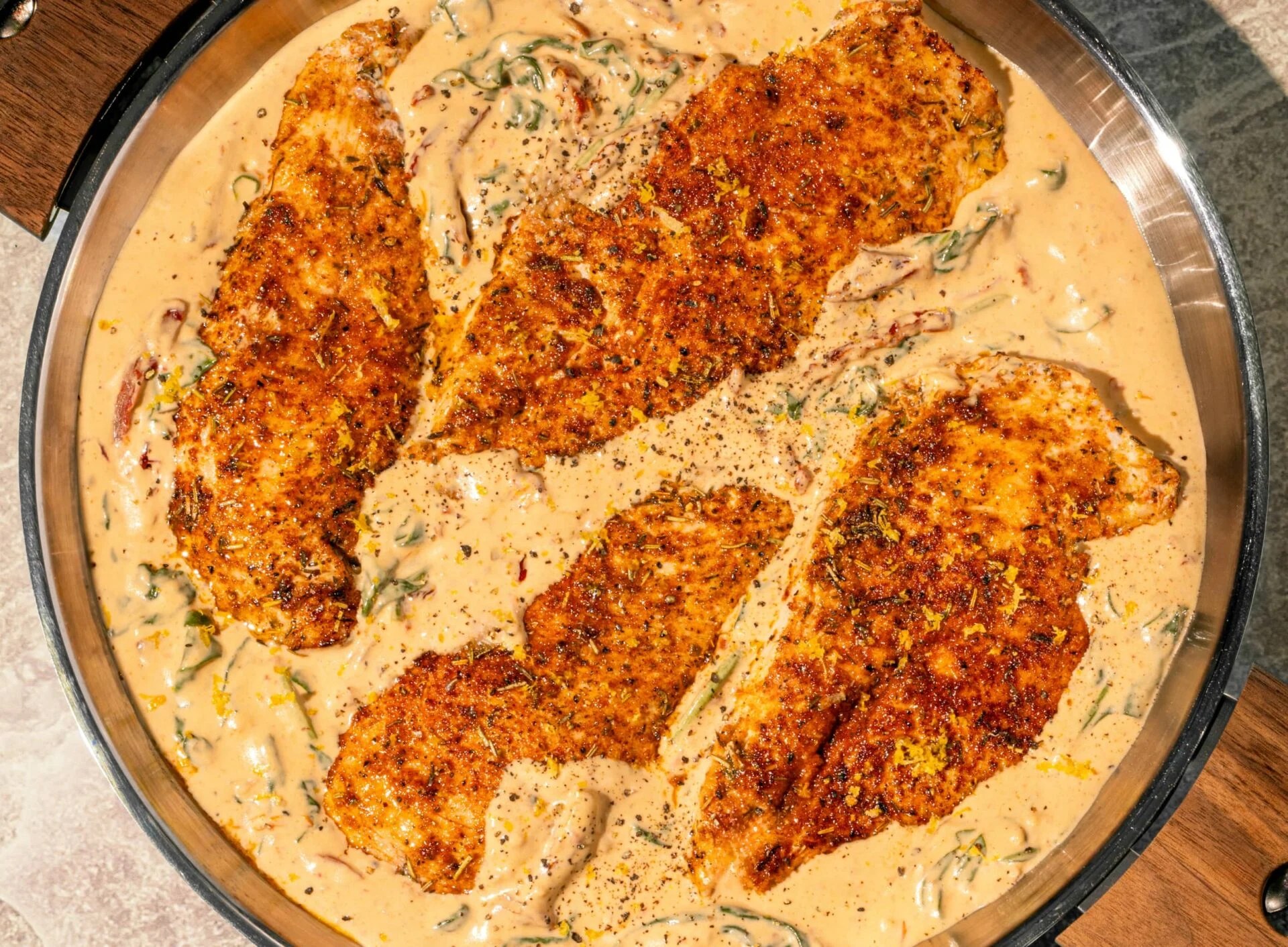 Plat de poulet mijoté avec légumes et sauce maison