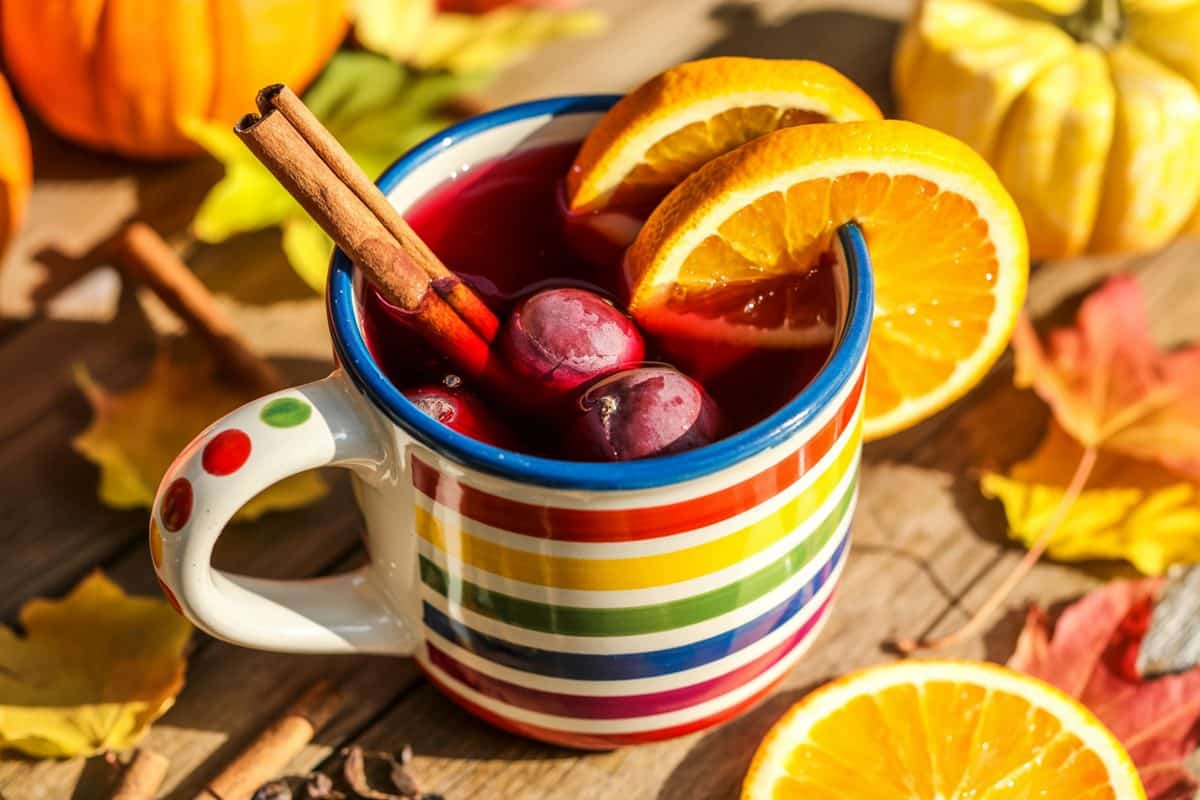 Vin chaud maison servi dans des tasses avec orange, cannelle et badiane