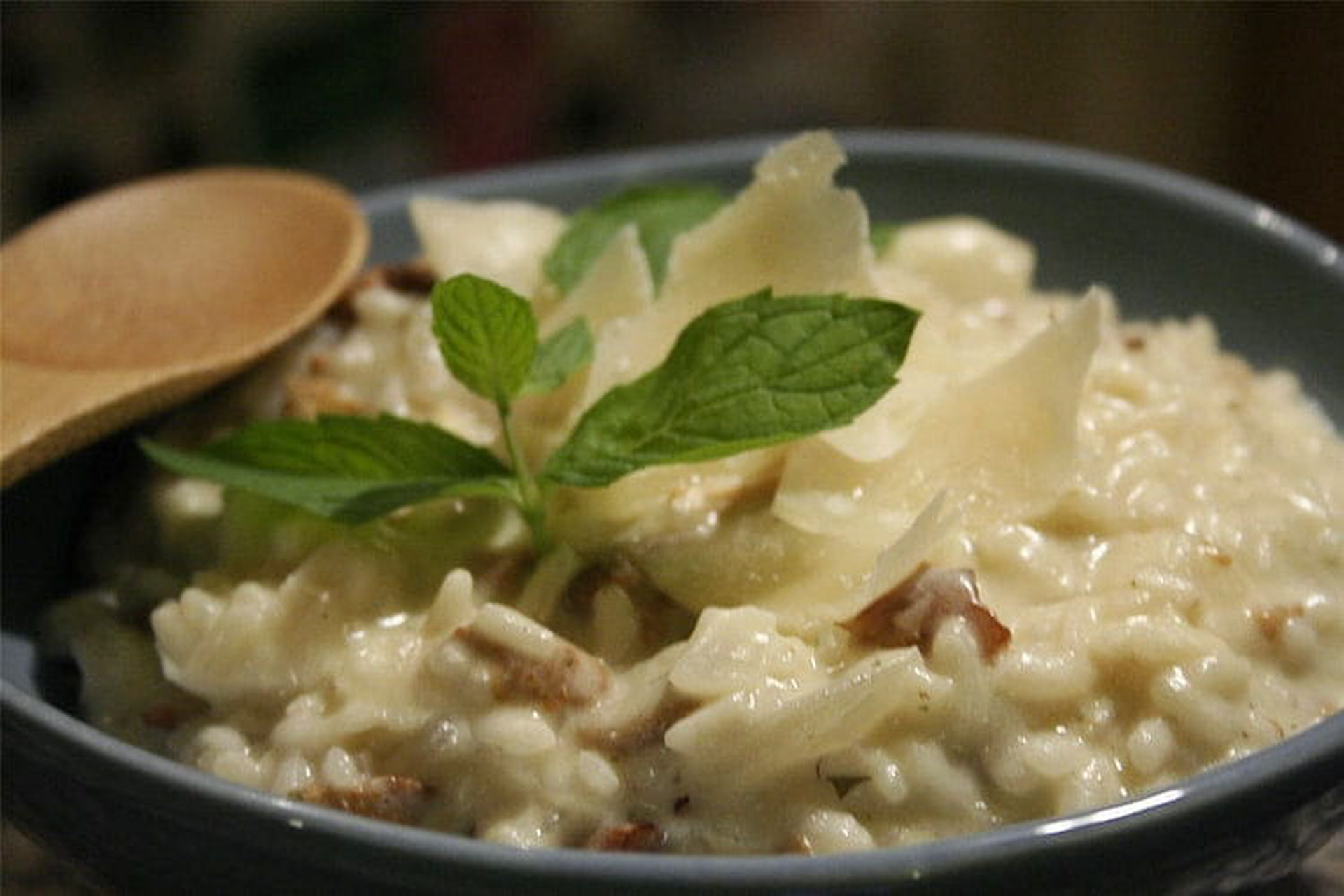 Assiette de risotto crémeux aux champignons poêlés et parmesan