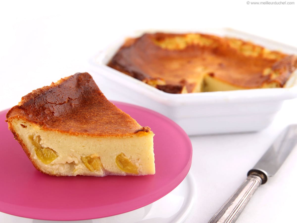 Clafoutis aux mirabelles doré dans un plat rond