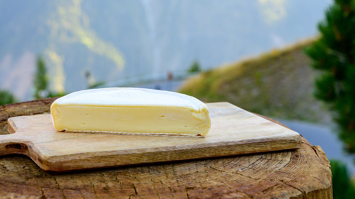 Reblochon de Savoie AOP entier sur son fond en bois