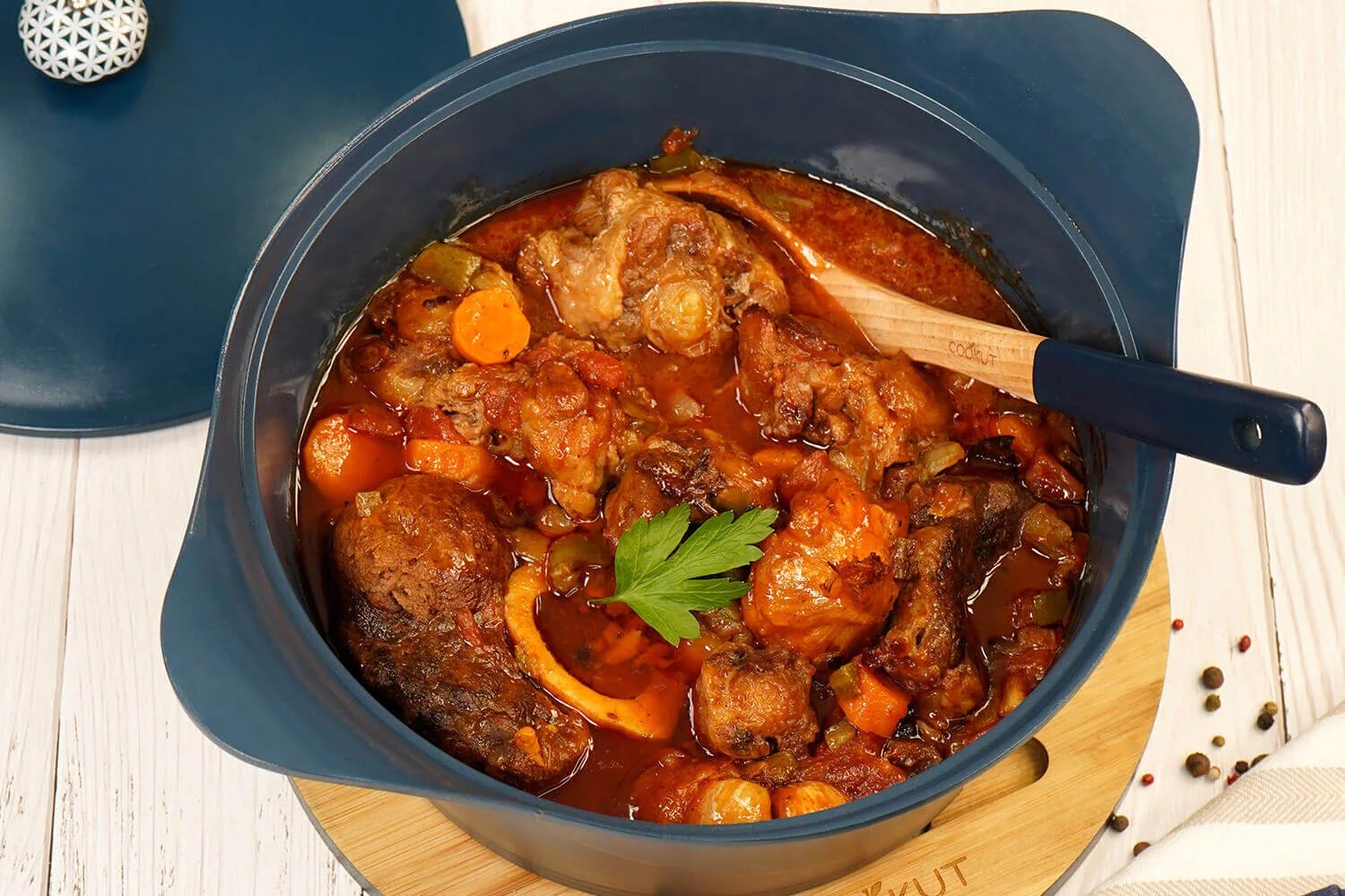 Cocotte Cookut légère au revêtement céramique coloré posée sur une plaque de cuisson