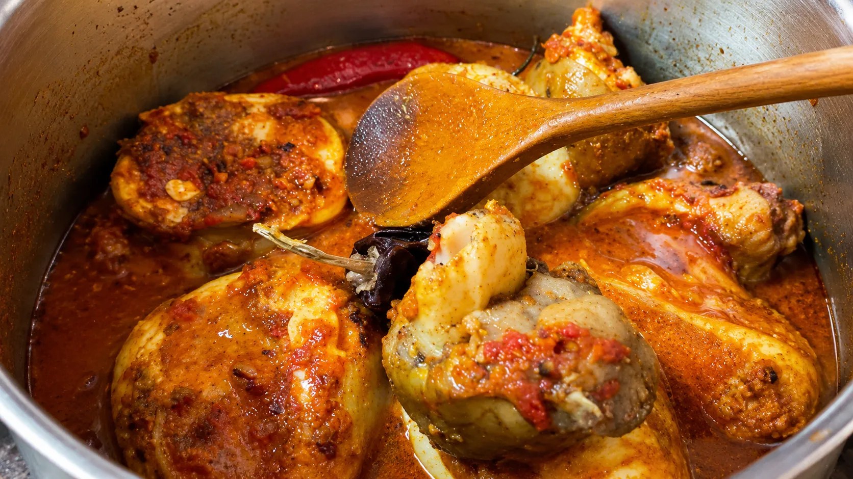 Pied de veau cuit et désossé servi dans une assiette avec sa sauce